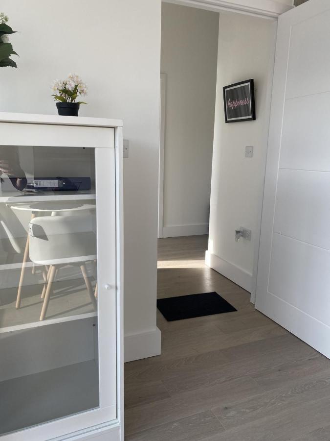 Central Location, Parking, Wi-Fi, Modern Apartment Milton Keynes Eksteriør billede